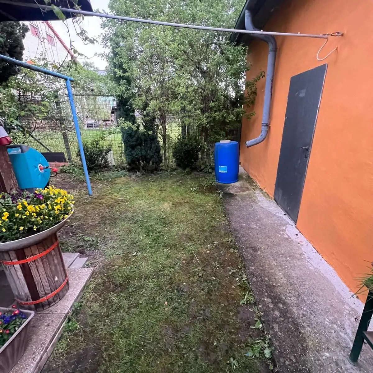 Gartenräumung Wien – kleiner Gartenbereich neben Haus nach der Räumung