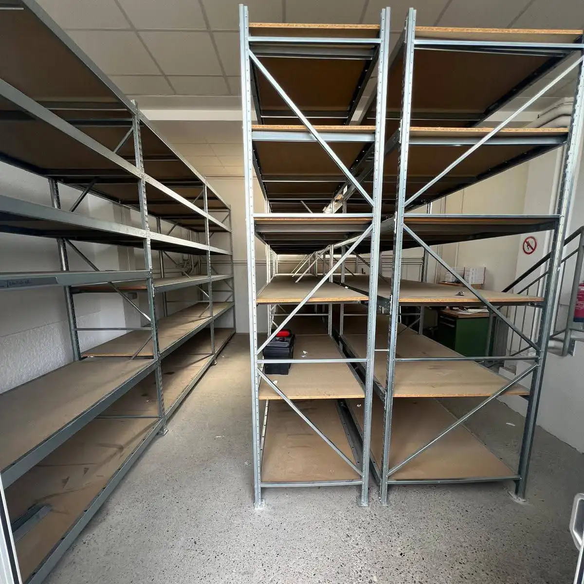 Lagerräumung, Leere Regale in einem Gewerbeobjekt – bereit für den Abtransport nach der Gewerberäumung in Wien
