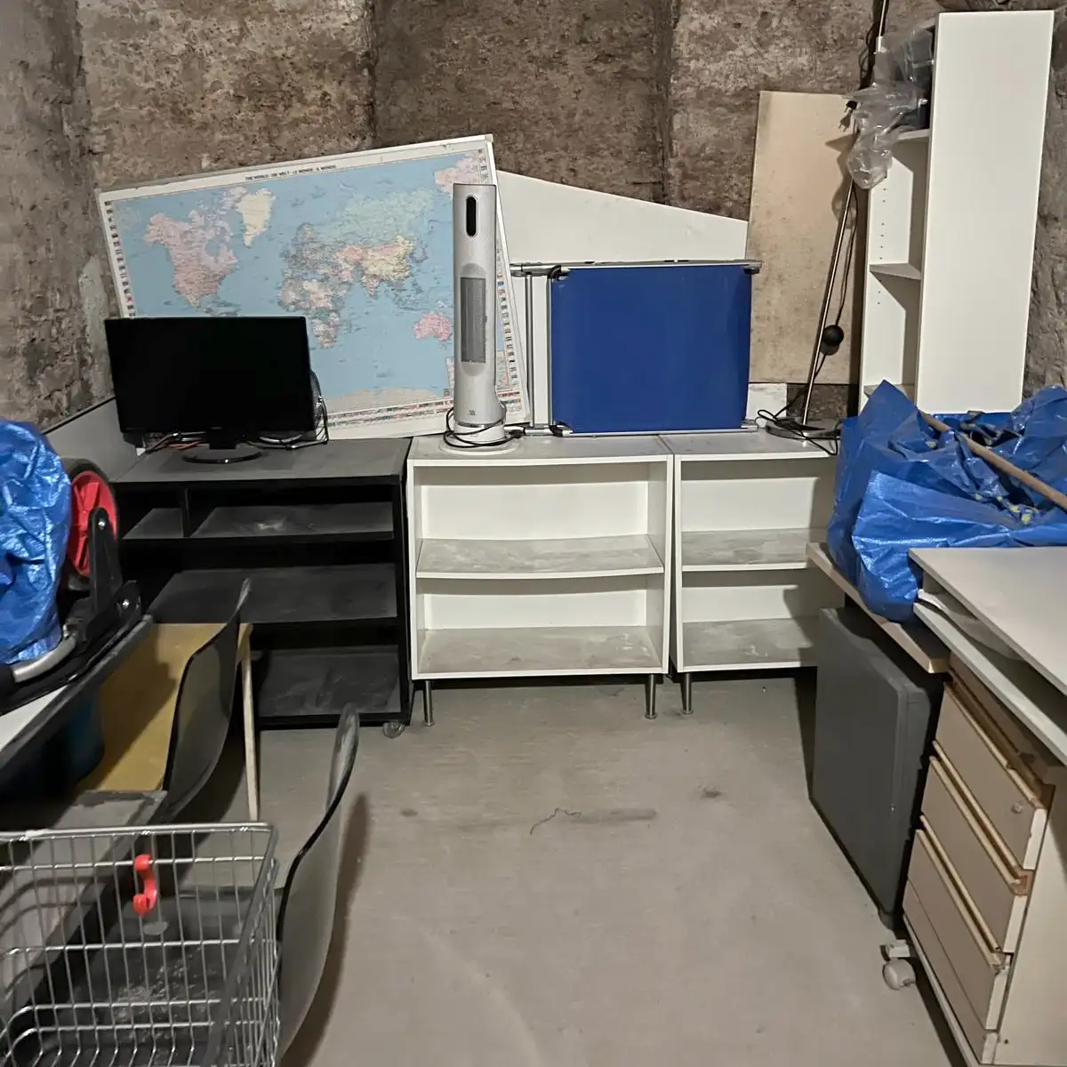 Perfekt geräumter und sauberer Kellerraum nach der Kellerräumung Wien