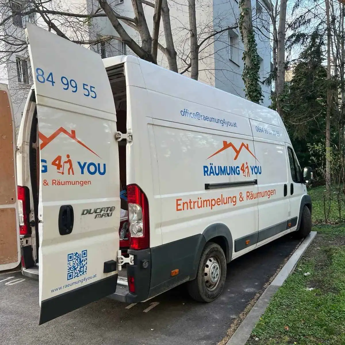 Räumungsunternehmen Wien – Räumung4You Firmenlogo und Branding auf Einsatzfahrzeug, unterwegs in Wien