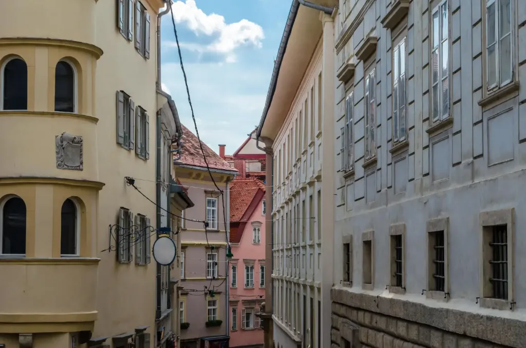 Historische Altstadtgasse in Wien mit traditionellen Wohngebäuden für Verlassenschaftsräumung