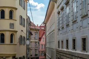 Historische Altstadtgasse in Wien mit traditionellen Wohngebäuden für Verlassenschaftsräumung