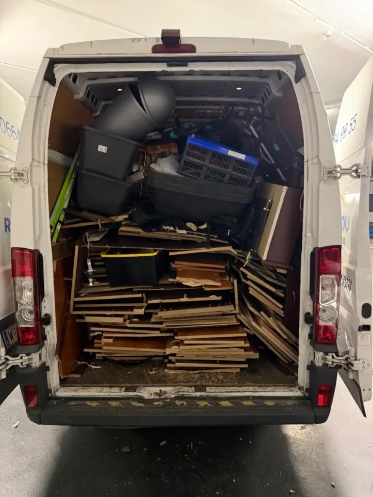 Anlieferung von Sperrmüll in Niederösterreich: offener Transporter mit Holzlatten, Möbelbrettern und Kisten