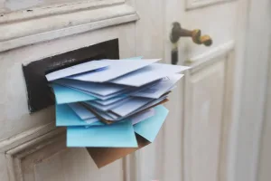Delogierung Wien: Räumungsanzeige und gerichtliche Schreiben im Briefkasten bei drohender Zwangsräumung