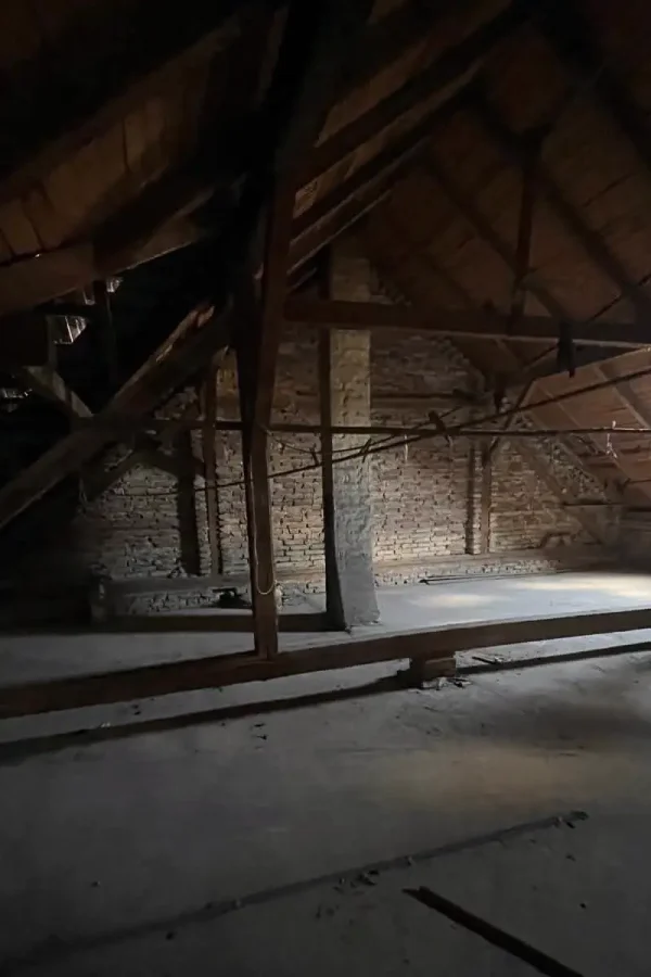 Dachbodenentrümpelung Wien – alter Dachboden mit Holzbalken nach der Entrümpelung