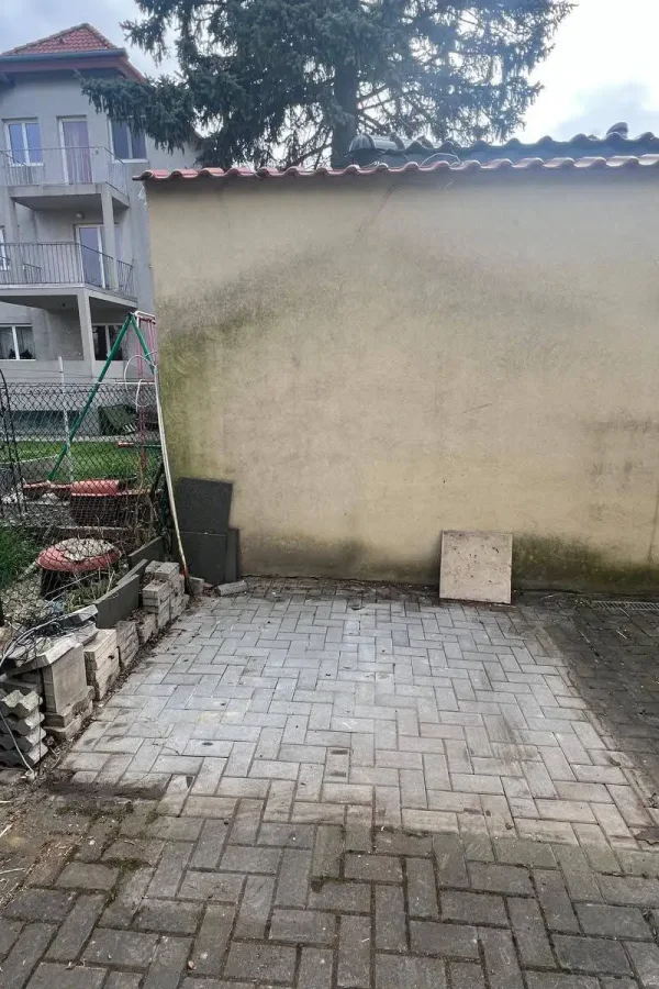 Gartenräumung Wien – gepflasterter Hof nach Entfernung von Gartenhaus und Müll