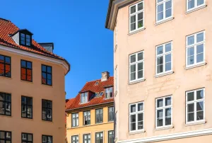 Mehrfamilienhäuser mit Ziegeldächern und hellen Fassaden nach Erbschaft in Wien