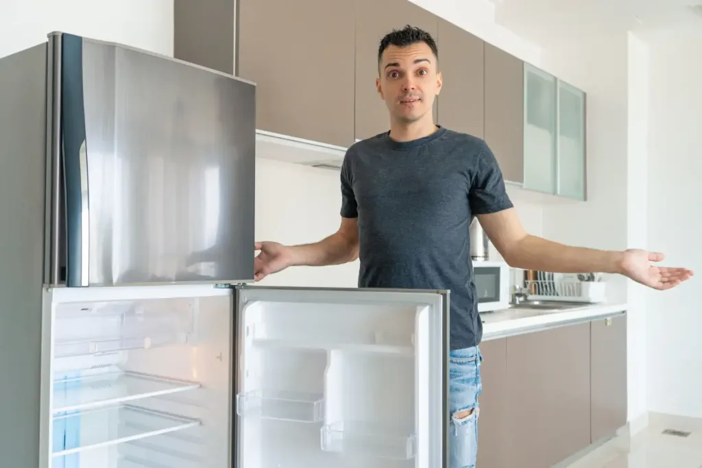 Leerer abgetauter Kühlschrank bereit für besenreine Entsorgung in Wien