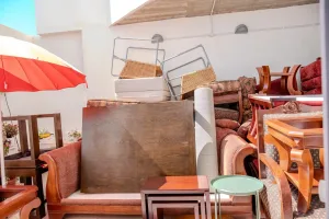 Große Menge Massivholzmöbel, Sessel und Teppiche bei einer Möbelentsorgung in Wien