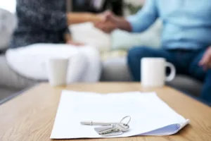 Schlüssel und Übergabeprotokoll auf dem Tisch bei der Wohnungsübergabe in Wien nach der Kündigung
